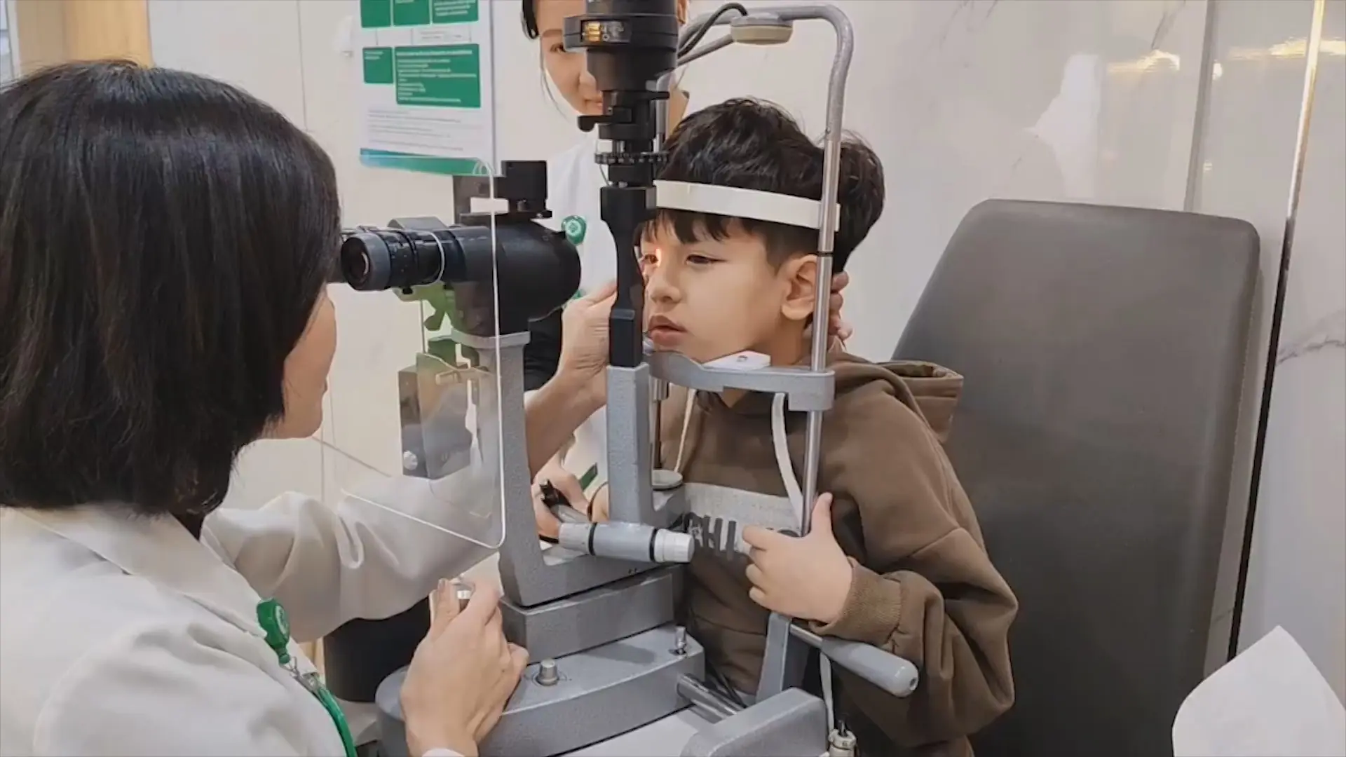 Cảnh báo gia tăng tật khúc xạ